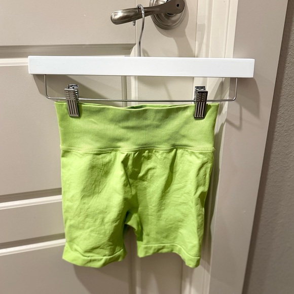 Pants - Pinnacle 4" Scrunch Butt Short - Spring Green